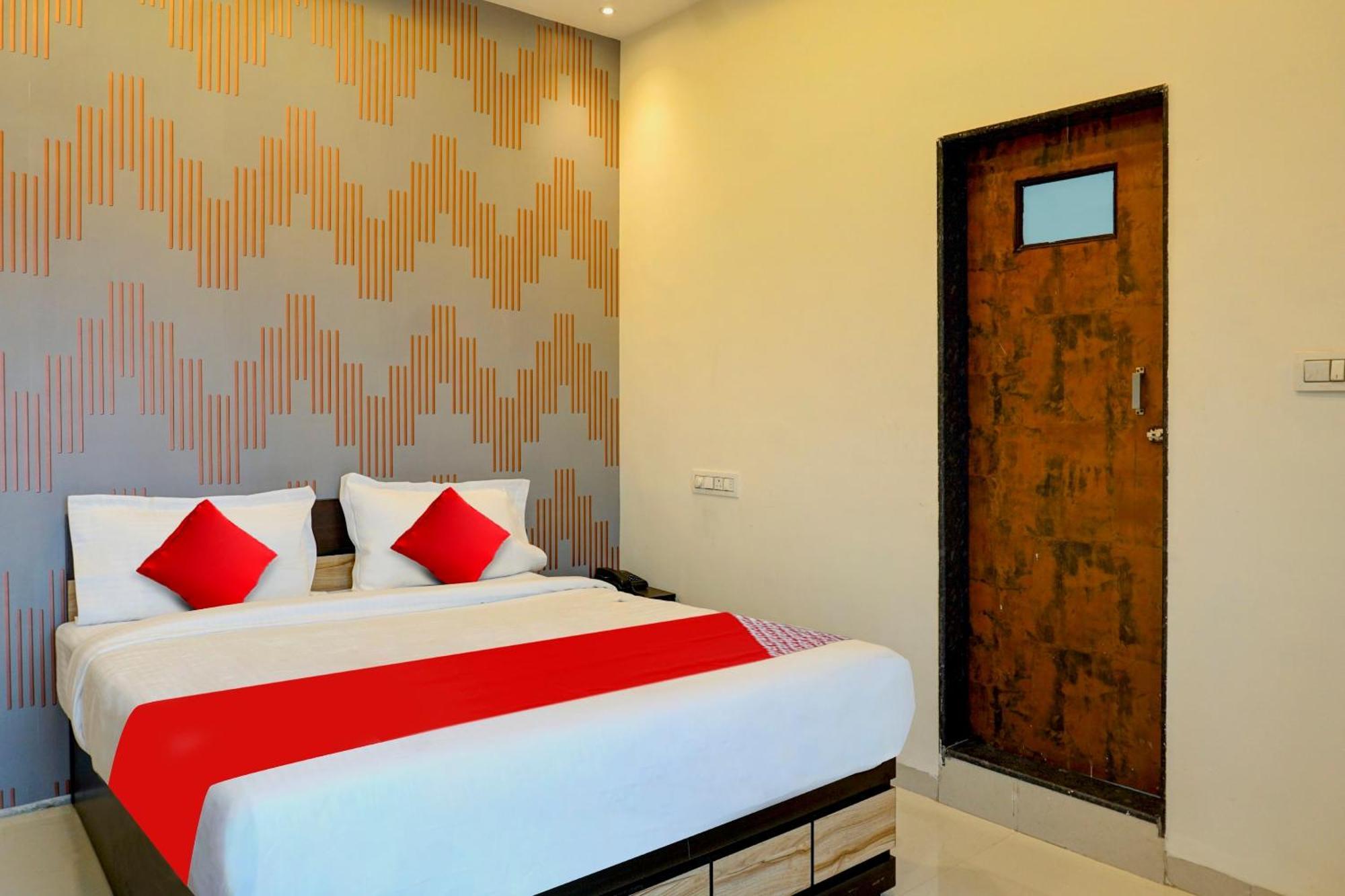 Collection O Golden Leaf Hotel Hinjawadi Bagian luar foto